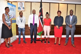 Health CS Mutahi Kagwe (3rd left) with Brian Orinda (2nd left) and Brenda Cherotich (3rd right) who recovered from COVID-19. Also in the picture are Health CS Susan Mochache (2nd right) Dr. Loice Achieng, UoN lecturer and Head of Infectious Disease Unit at KNH and Dr. Evanson Kamuri (far right), CEO KNH.(far left)