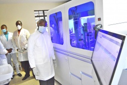 UoN VC Prof. Stephen Kiama when he visited the Molecular and Infectious Diseases Laboratory at UNITID. Looking on is Prof. James Machoki, Principal CHS.