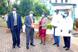 The University of Nairobi Vice Chancellor, Prof. Stephen Kiama hands over personal protective kits to the School of Dental Sciences Dean Dr. Regina Mutave. Looking on are CHS Principal, Prof. James Machoki(L), Dr. Walter Odhiambo and Dr. Tom Dienya.