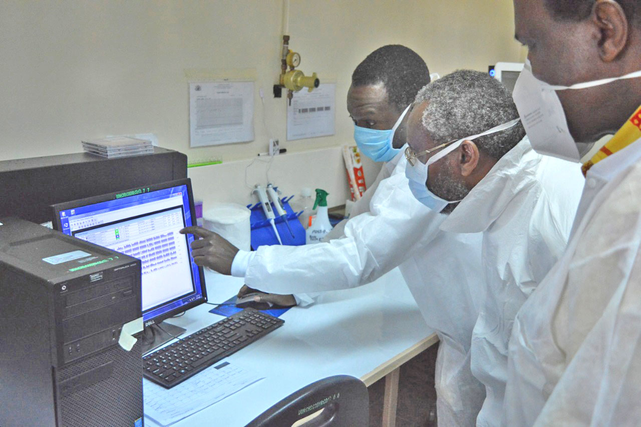 Vice Chancellor, Prof. Stephen Kiama being shown how COBAS 6800 is used to test COVID-19.