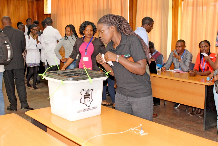 A student casts her vote during UNSA elections in 2019.
