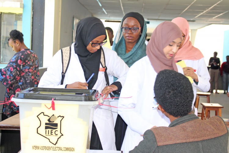 Students cast their votes during past Association of Medical Students University of Nairobi (AMSUN) election. 