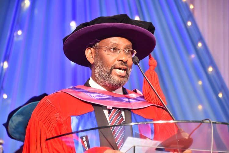 The Vice Chancellor addressing the graduands 