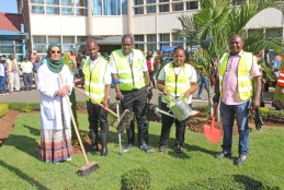 Prof. George Osanjo, Dean Faculty of Health Sciences during KNH clean-up day